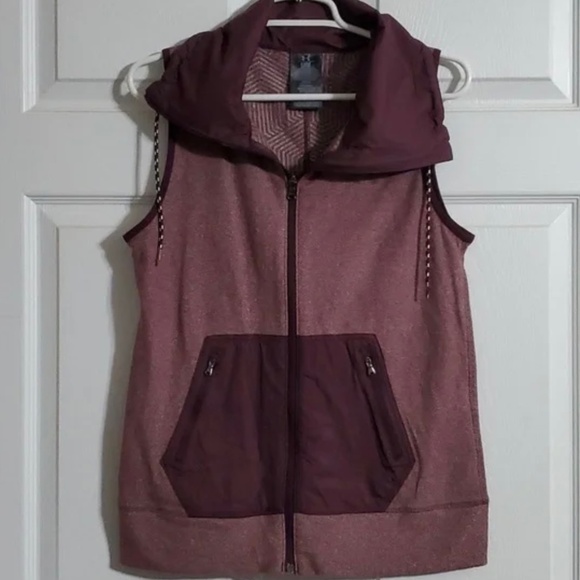 Under Armour Womens Sleeveless Collared Full Zip Outdoor Vest Burgundy Sz Small - Picture 1 of 9